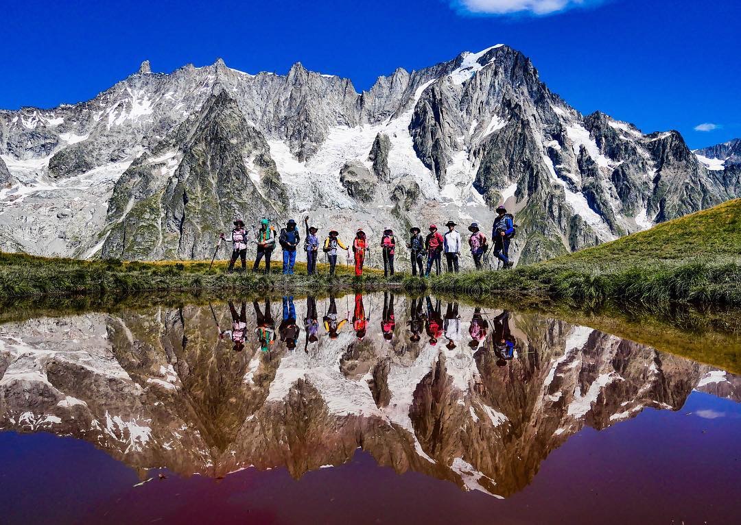 randonneurs-groupe-excursion-randonnee-decouverte-tmb-tour-mont-blanc-lac-montagne-marche-silhouette